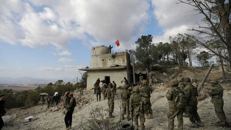 Un soldado del Ejército de Turquía ondea una bandera nacional en el monte Barsaya, al noreste de Afrín. Siria, 28 de enero de 2018.