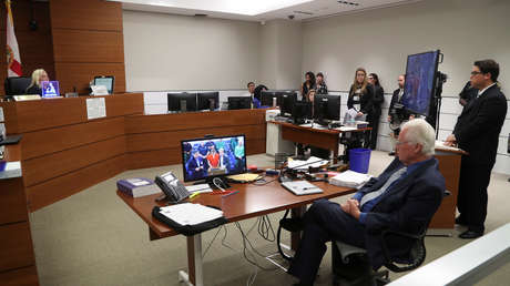 Nikolas Cruz aparece en un monitor de video en una audiencia en el tribunal, el 15 de febrero de 2018.