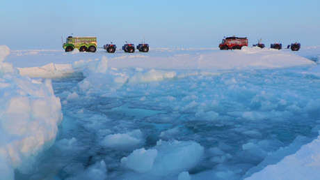 Camiones de la expedición Marine Ice Automobile cruzan el Polo Norte.