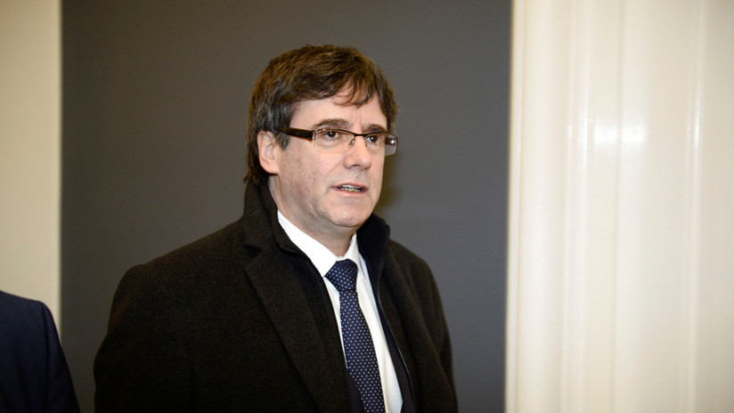 Cataluña: Puigdemont renuncia "provisionalmente" a su candidatura a presidente de la Generalitat