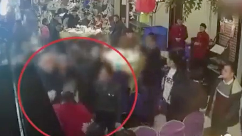 VIDEO: Abofetean y golpean a una camarera por su lento servicio en un restaurante en Chino