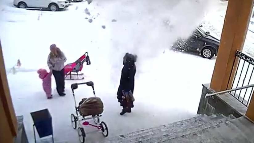 VIDEO: El momento en que una niña salva a su madre de la caída de una enorme masa de nieve