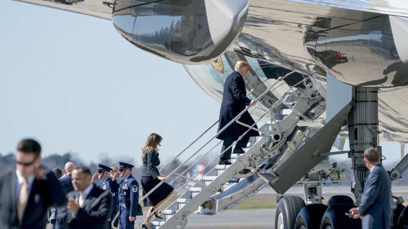 VIDEOS: Melania rechaza la mano de Trump después de que la dejara sola expuesta a un ventarrón
