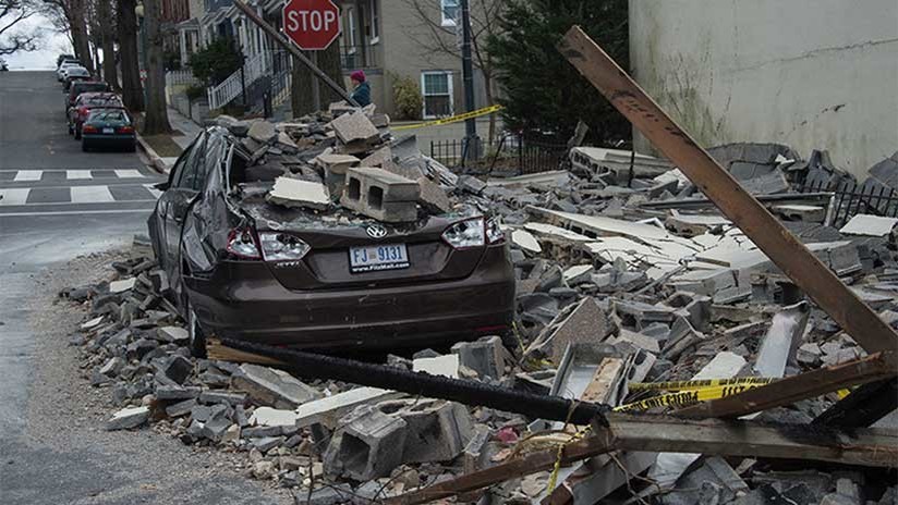 'Bomba ciclónica' en acción: Camiones vuelcan en varios puentes de Nueva York 5a9b0189e9180f292e8b4567