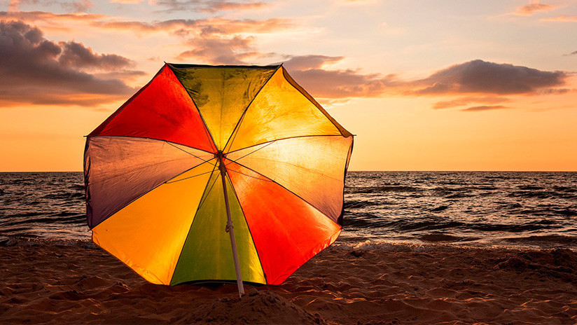 Una mujer muere ensartada por una sombrilla de playa arrastrada por el viento