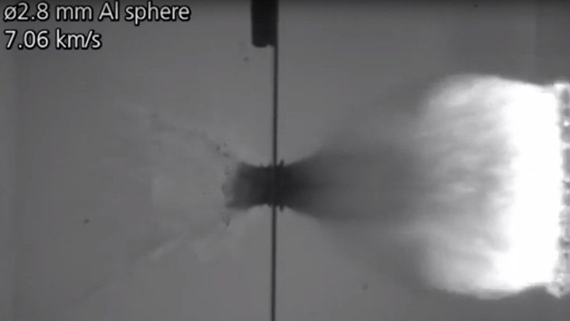 VIDEO: Un escudo experimental para naves espaciales hace trizas una bala de aluminio