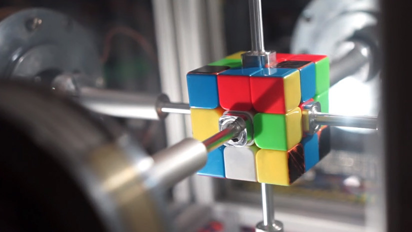VIDEOS: Robot resuelve en 0,38 segundos el cubo de Rubik