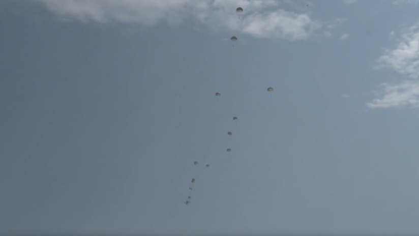 VIDEO: Militares peruanos efectúan una demostración saltando en masa con paracaídas
