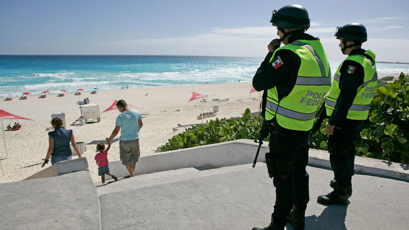 México: Suspenden a tres policías por tomarse fotografías con turistas en Cancún