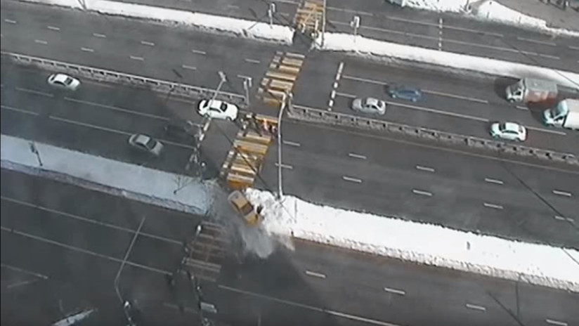 VIDEO: Un taxi arrolla a gran velocidad a dos transeúntes en un cruce peatonal