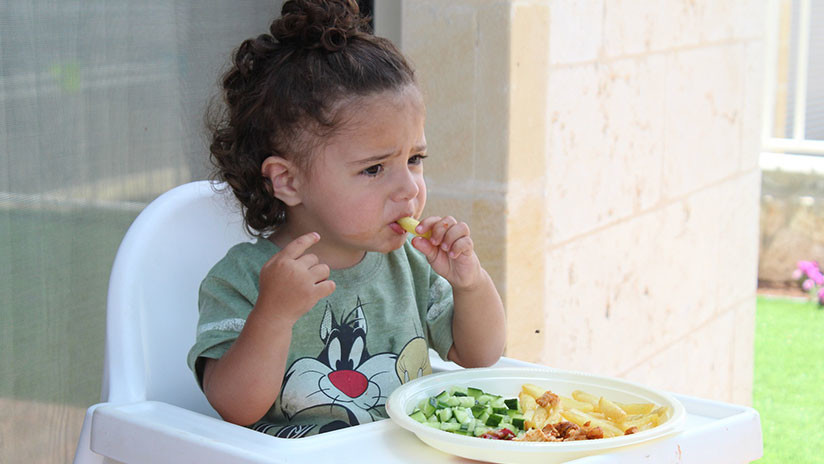 VIDEO: Le hace probar wasabi a su pequeña hija y la acusan de abuso infantil