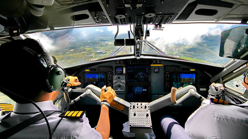 Los pilotos se divierten con Snapchat en pleno vuelo con los pasajeros a bordo y lo pagan caro