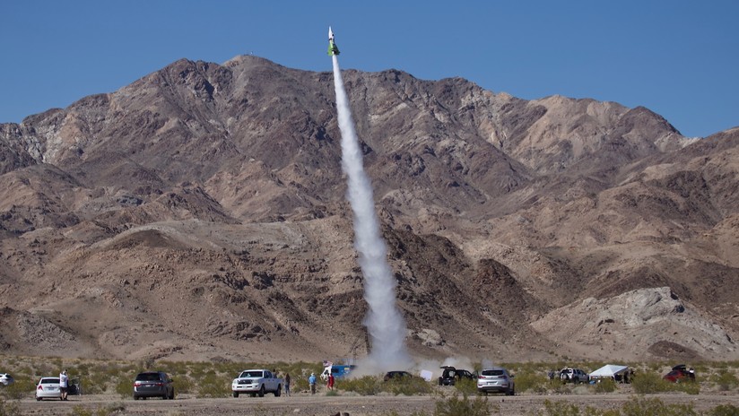 VIDEO: Un terraplanista logra su primer vuelo en un cohete casero