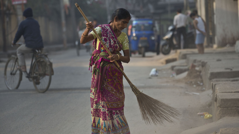 Desnudan, pegan y pasean a dos sospechosos de violar a una menor en la India