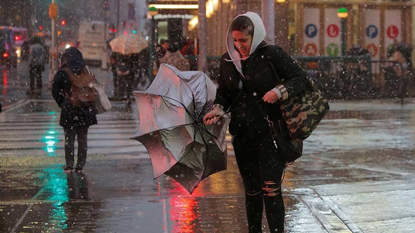 'Bomba ciclónica' en acción: Camiones vuelcan en varios puentes de Nueva York 5a9b01f8e9180f3c2e8b4569