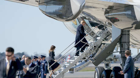 Donald Trump y Melania Trump suben al avión presidencial en el auropuerto de la ciudad de Charlotte. Carolina del Norte, 2 de marzo de 2018. 