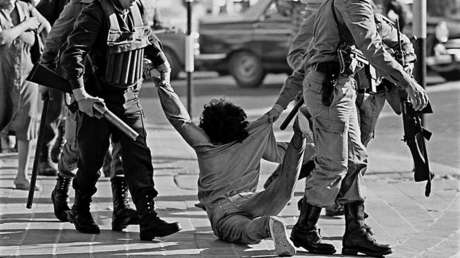 Un trabajador es arrestado durante la dictadura militar argentina en 1982, en Buenos Aires.