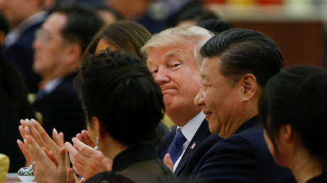 El presidente de EE.UU., Donald Trump, y su homólogo chino, Xi Jinping, en el Gran Palacio del Pueblo en Pekín el 9 de noviembre de 2017.