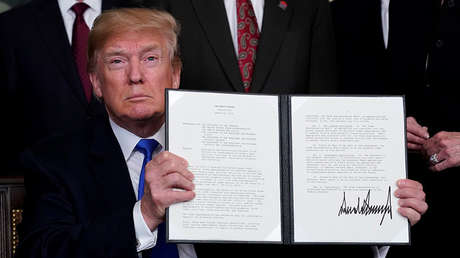 El presidente de EE UU., Donald Trump, muestra el memorando firmado sobre los aranceles a productos de alta tecnología de China. La Casa Blanca, Washington, EE.UU., el 22 de marzo de 2018.