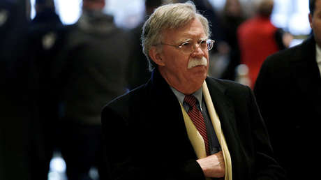 John Bolton asistiendo a una reunión con Donald Trump en Nueva York, EE.UU., el 2 de diciembre de 2016.