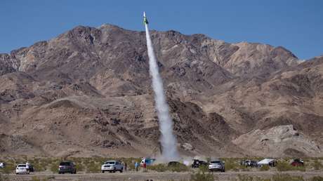 VIDEO: Un terraplanista logra su primer vuelo en un cohete casero