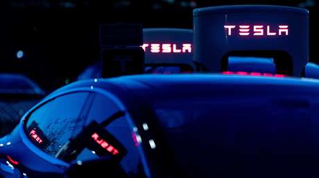 Vehículos Tesla Supercharger en el estacionamiento de Qualcomm en Sorrento Valley, donde están ubicadas muchas compañías de alta tecnología, biotecnología e informática, San Diego, California, EE.UU., el febrero de 2018.