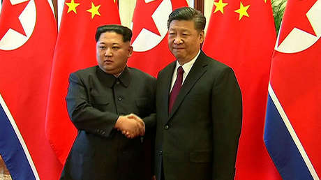 El líder norcoreano Kim Jong-un y su esposa Ri Sol-ju con el presidente chino Xi Jinping y su esposa Peng Liyuan en Pekín, China, el 28 de marzo de 2018.