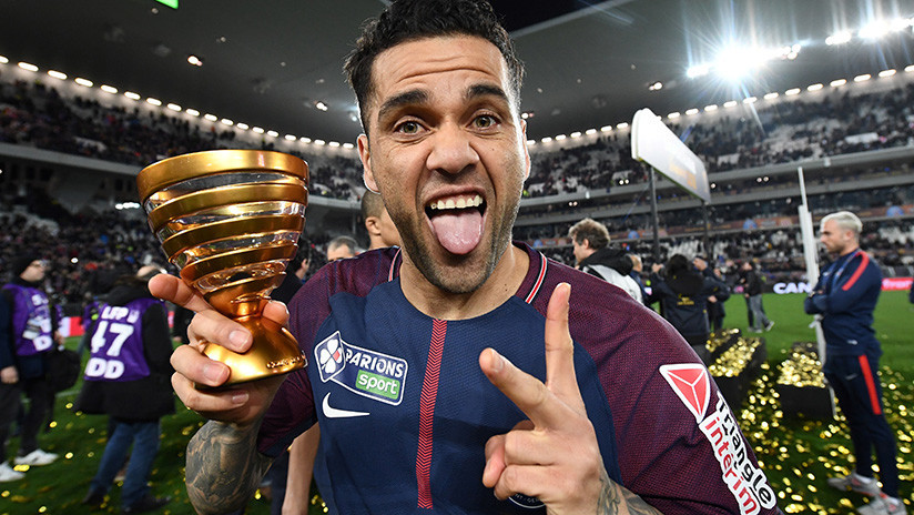Dani Alves se convierte en el futbolista con más títulos de la historia