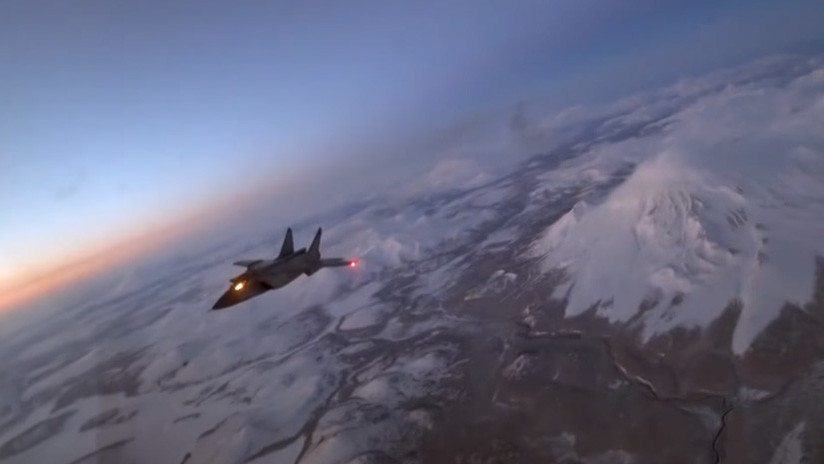 VIDEO: Un caza supersónico ruso MiG-31 recarga combustible en pleno vuelo nocturno