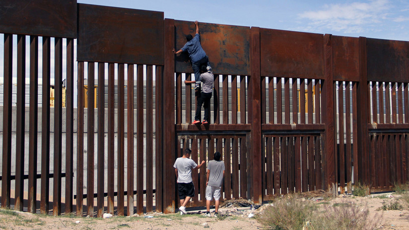 Un mexicano tarda 2 minutos en saltar el muro  en la frontera de EE.UU.