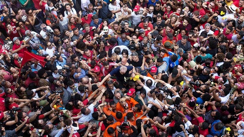 IMPACTANTES IMÁGENES: Lula da Silva se entrega a la Policía Federal