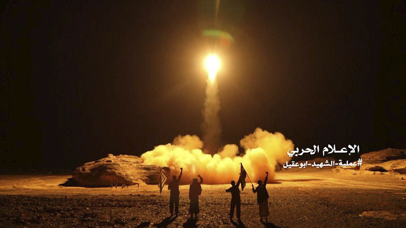 Disparan misil balísico contra una base militar saudí