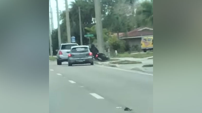 VIDEO: Un coche embiste con ira a un motociclista durante una discusión en plena marcha