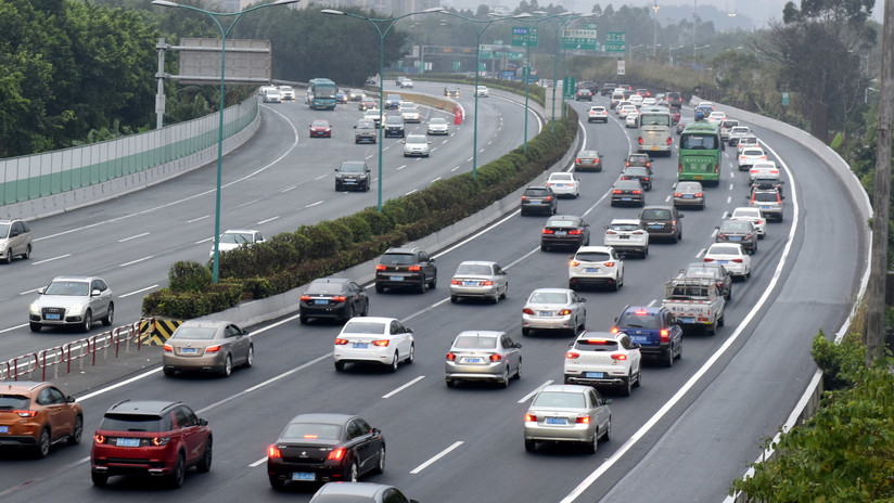 VIDEO: Coche se para en medio de autopista, causa dos accidentes y prosigue como si nada