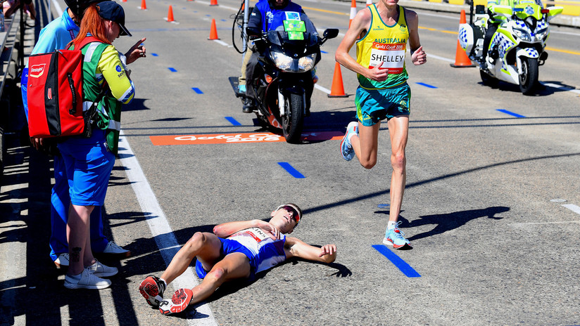 VIDEO: Corredor se desmaya al final del maratón y los espectadores sacan fotos en vez de ayudarle