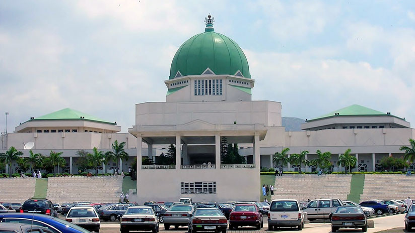 VIDEO: Senador suspendido irrumpe en la cámara y roba el símbolo del poder legislativo en Nigeria