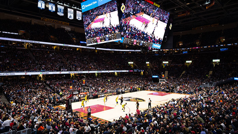 VIDEO: Un analista de la NBA entra literalmente en la pantalla para explicar un partido