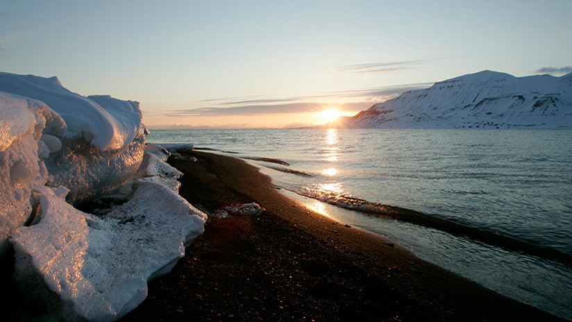 Unos misteriosos agujeros en el hielo del Ãrtico desconciertan a la NASA (FOTO)