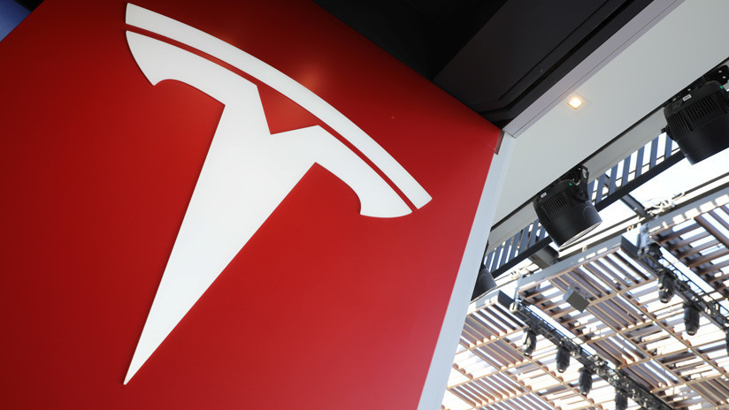 VIDEO: Un auto de Tesla embiste contra un club de 'fitness' en Florida