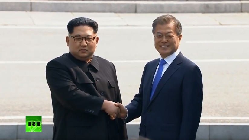 FOTOS: El histórico apretón de manos entre Kim y Moon 