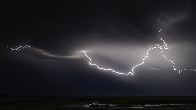 VIDEO: Un misterioso objeto negro no identificado cae del cielo durante una tormenta eléctrica