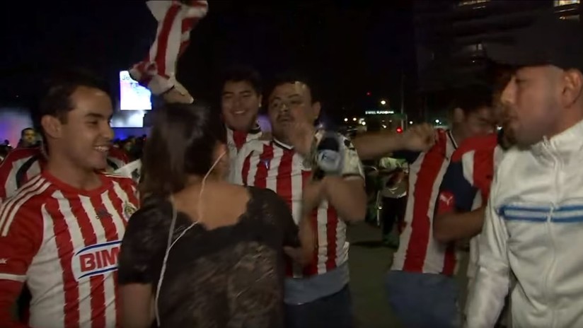 VIDEO: Unos hinchas acosan a una reportera mexicana en vivo y esta convierte su micrófono en un arma