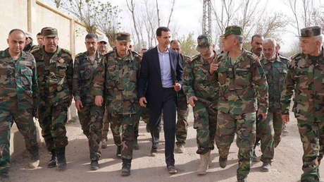 El presidente sirio, Bashar al Assad, con soldados de su Ejército, Guta Oriental, Siria, 18 de marzo de 2018.