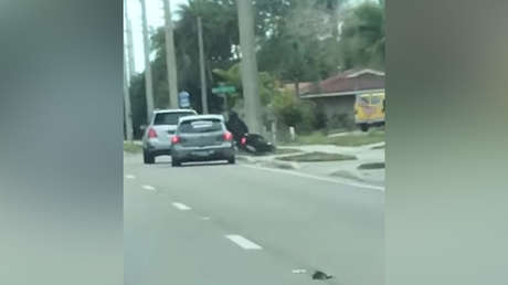 VIDEO: Un coche embiste con ira a un motociclista durante una discusión en plena marcha