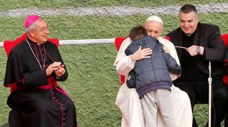 "¿Está en el cielo mi papá si era ateo?": Conmovedora pregunta de un menor al papa Francisco (VIDEO)