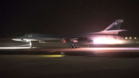 Un bombardero B-1B Lancer de la Fuerza Aérea de EE.UU. sale de la base aérea de Al Udeid, en Catar, el 14 de abril de 2018.