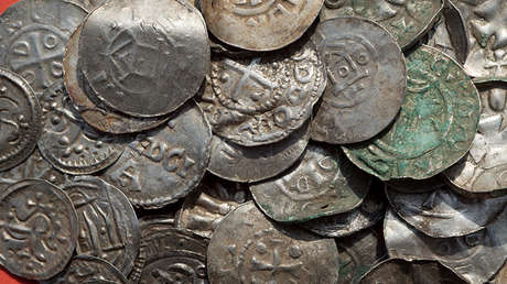 Monedas medievales sajonas, otomanas, danesas y bizantinas del tesoro descubierto en la isla alemana de Ruegen, el 13 de abril de 2018.