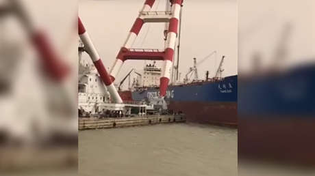 VIDEO: Una enorme grúa portuaria impacta y perfora el casco de un buque petrolero
