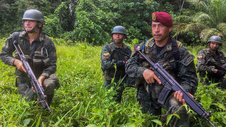 Miembros del Ejército ecuatoriano patrullan en la frontera con Colombia, 18 de abril de 2018.