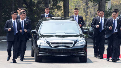 El auto oficial del líder norcoreano, Kim Jong-un, se retira después de una sesión matinal en la cumbre intercoreana de Panmunjom (Corea del Sur), el 27 de abril de 2018.